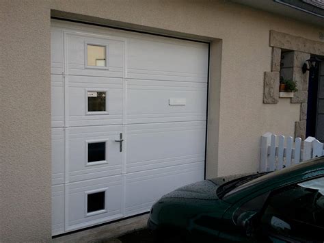 porte de garage sectionnelle motorisée avec hublot|Porte de garage avec hublot et porte sectionnelle motorisee.